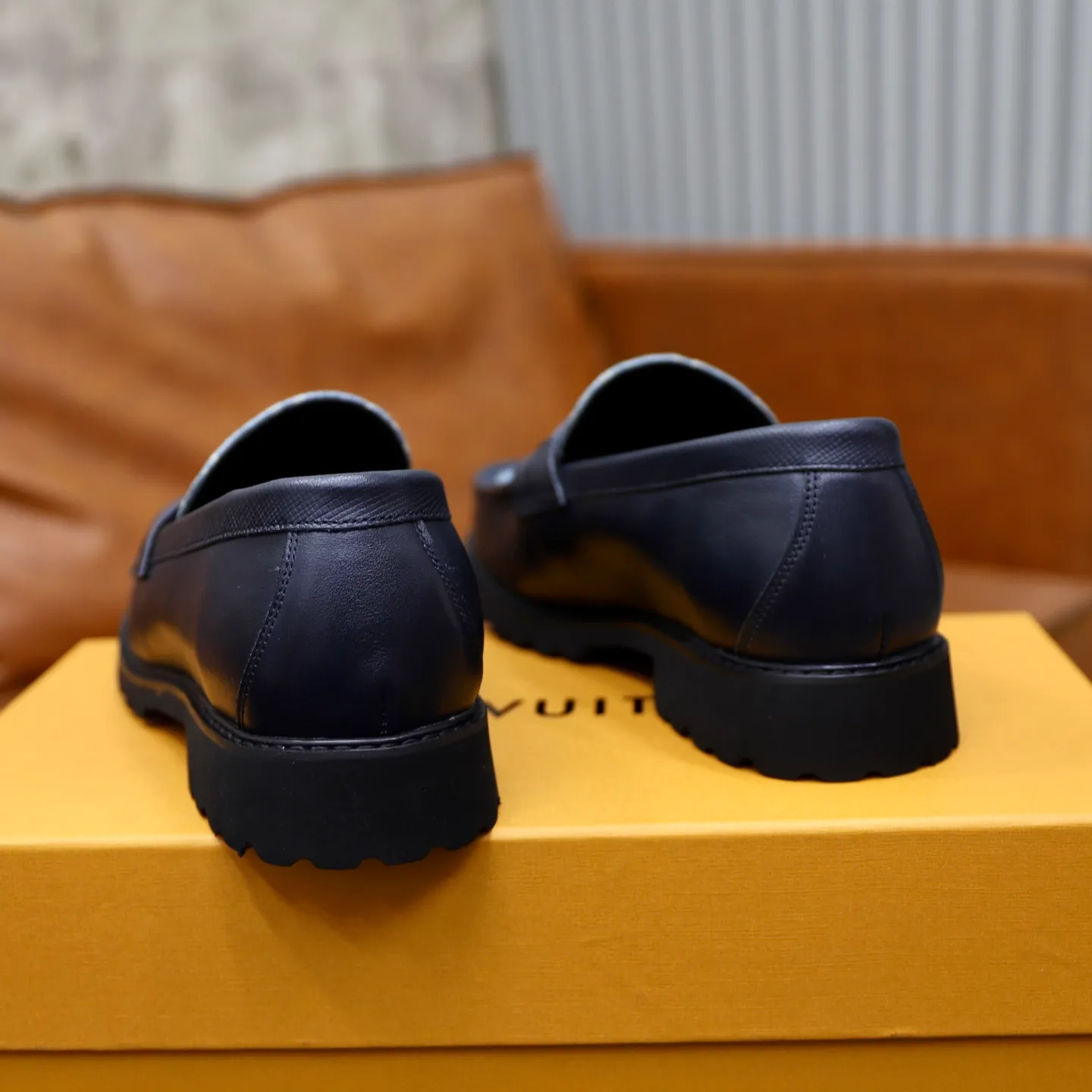 Men's men's shoes💰600💰Louis Vuitton LV men's classic Oxford shoes, men's business formal boutique leather shoes, classic style, almond kernel exquisite toe, ultimate art, the whole shoe is made of imported cow leather (open edge beads), carefully selected, fine pores, excellent gloss, soft texture, strong toughness, durable and not easy to deform, apricot calf leather lining, soft, comfortable, sweat-absorbent and breathable. Foam outsole, original box and dust bag packaging! Size: 38–44 (45/46 customized)